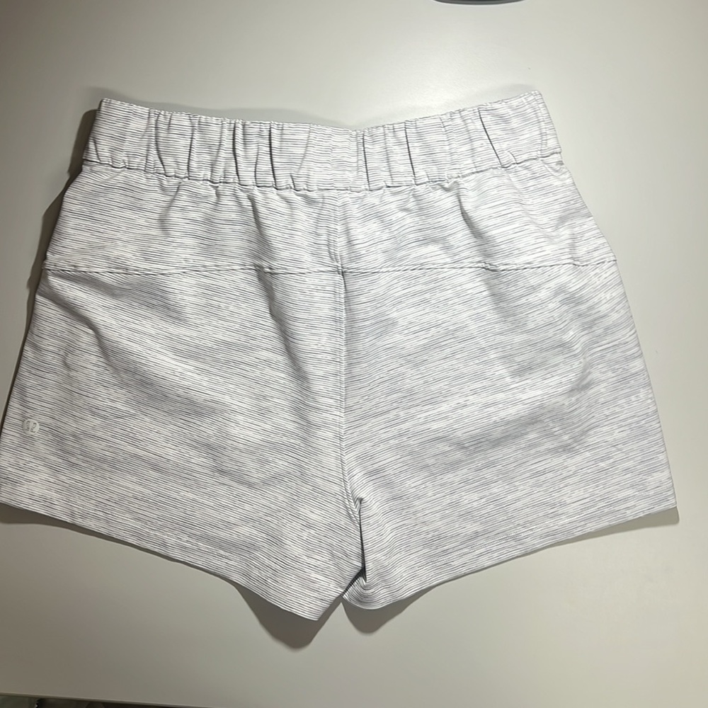 Lululemon On The Fly Short 2.5" Size 6 - Picture 6 of 9